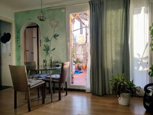 ein Esszimmer mit Tisch und Stühlen und einem Fenster in der Unterkunft Atico Soleado in Esplugues de Llobregat