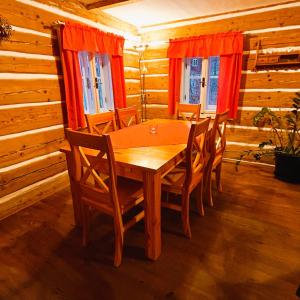 - une salle à manger avec une table et des chaises en bois dans l'établissement Roubenka Kryštofovo Údolí, à Kryštofovo Údolí
