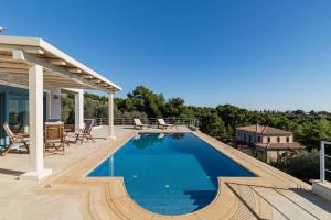 Swimmingpoolen hos eller tæt på Luxury sea view villa with pool Porto Heli Agios Aimilianos