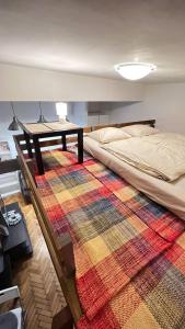 Un dormitorio con una cama y una mesa sobre una alfombra en Comfort Place Brno, Hybesova, en Brno