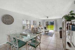 een woonkamer met een glazen tafel en stoelen bij El Matador- Beachside Haven 210 in Fort Walton Beach