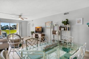 een woonkamer met een glazen tafel en stoelen bij El Matador- Beachside Haven 210 in Fort Walton Beach