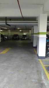 un garaje con coches aparcados en él en Jasmin Park Apartemen By Fix's Room, en Kedungbadak