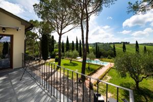 balkon z widokiem na ogród w obiekcie Il Pucchio w mieście Certaldo