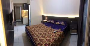1 dormitorio con 1 cama en una habitación pequeña en Jasmin Park Apartemen By Fix's Room, en Kedungbadak