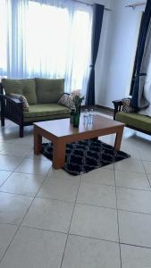 ein Wohnzimmer mit einem Sofa und einem Couchtisch in der Unterkunft Wembley Villa Diani Beach in Diani Beach