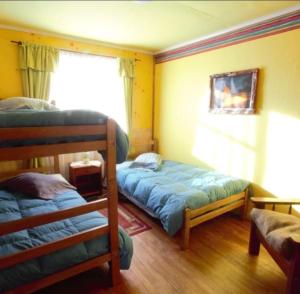 - une chambre avec 2 lits superposés et une fenêtre dans l'établissement Hospedaje Independencia y camping, à Punta Arenas
