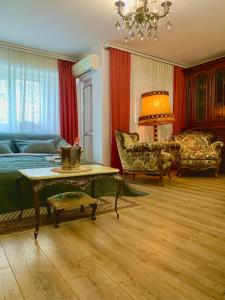 Un dormitorio con una cama y una mesa y sillas. en Apartament Ultraconfort, en Iaşi