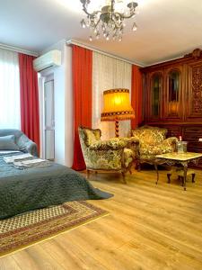- une chambre avec un lit, une table et des chaises dans l'établissement Apartament Ultraconfort, à Iaşi