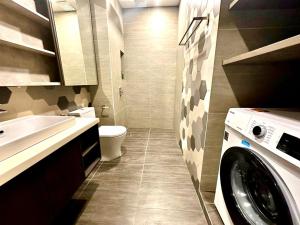 Koupelna v ubytování Ceylonz Suites by ROOMY + 37 fotografií