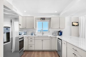 Kuchyň nebo kuchyňský kout v ubytování Shoreline Towers 2086