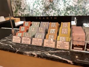 un tas de livres posés sur un comptoir dans l'établissement Hotel Forza Osaka Kitahama, à Osaka