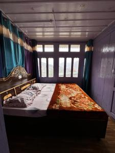 1 dormitorio con 1 cama grande en una habitación en Saatvik Space, en Shangarh