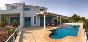Swimmingpoolen hos eller tæt på Luxury sea view villa with pool Porto Heli Agios Aimilianos