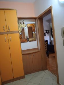 Cette chambre comprend un placard et un miroir. dans l'établissement Nikolic Apartments - Ohrid City Centre, à Ohrid