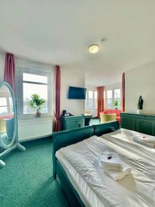 Postel nebo postele na pokoji v ubytování Gästehaus Weserblick am Weser-Sandstrand