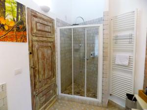 y baño con ducha y puerta de cristal. en Relais Cà del rio, en Botteghino di Zocca