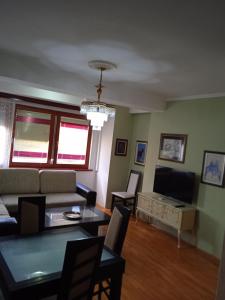salon z kanapą i stołem w obiekcie Nikolic Apartments - Ohrid City Centre w Ochrydzie