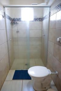 een badkamer met een toilet en een douche bij Rubi casa de temporada com piscina aquecida e área gourmet in Santa Fé do Sul