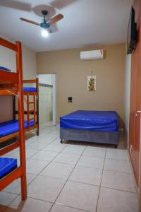 een slaapkamer met 2 stapelbedden en een ventilator bij Rubi casa de temporada com piscina aquecida e área gourmet in Santa Fé do Sul