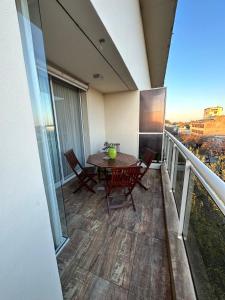 a balcony with a table and chairs on a balcony at 4hermanos in Rufino