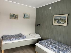 Habitación con 2 camas en una habitación en Rommelägenhet, en Säter