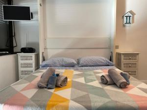 ein Schlafzimmer mit einem Bett mit Handtüchern darauf in der Unterkunft Sea Residence Porto Sole Vista Mare Con Posto Auto e Piscina in Sanremo
