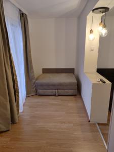 a living room with a couch in the corner at Apartmani Hub in Niš