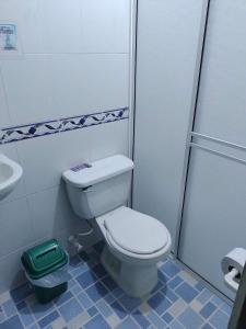 La petite salle de bains est pourvue de toilettes et d'un lavabo. dans l'établissement Hospedaje la Viña, à El Cerrito