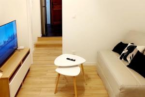 ein Wohnzimmer mit einem weißen Sofa und einem Tisch in der Unterkunft The Silent T1 city center JO 2024 PARIS in Chevreuse