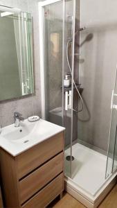 a bathroom with a shower and a sink and a shower at The Silent T1 city center JO 2024 PARIS in Chevreuse