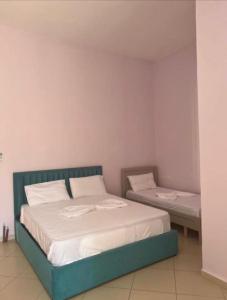 een slaapkamer met 2 bedden in een kamer bij Hotel Tani 