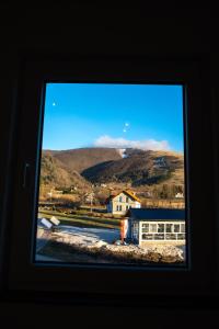 okno w budynku z widokiem na góry w obiekcie Kuca za odmor Nedo w mieście Kupres