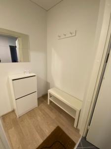 Habitación pequeña con tocador y espejo. en Perlos Apartamentai 2A, en Birštonas