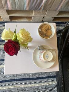 - un plateau avec une rose et une tasse de café et de biscuits dans l'établissement Perfect Travel-Stop Room 3Km From Nanyuki Town - Charell View, à Nanyuki