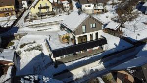 uma vista aérea de uma casa coberta de neve em Ferienwohnung Siri Zentrum mit Garten em Sankt Michael im Lungau