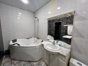 Phòng tắm tại Family Hotel