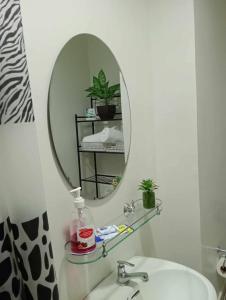 Kylpyhuone majoituspaikassa Spacious Condo at Limketkai CDO