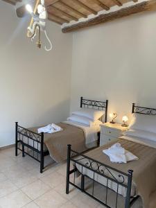 A bed or beds in a room at B&B I Giardini