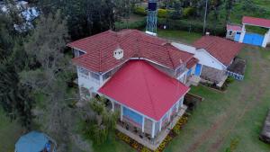una vista aérea de una casa con techo rojo en Kisumu Boutique Hotel, en Maragoli