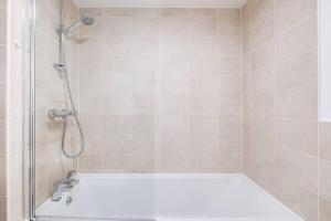 uma casa de banho com um chuveiro e uma banheira em Ideal for Families & Businesses em Birmingham
