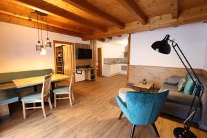 ein Wohnzimmer mit einem Tisch und einem Sofa in der Unterkunft Regitnig - 4 Sterne Hotel und Chalets in Weissensee