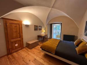 - une chambre avec un lit et un bureau dans l'établissement Casa di Sant'Anselmo - La Corte - CIR VDA AOSTA 0193, à Aoste