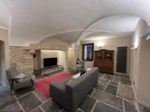 - un salon avec un canapé et une cheminée dans l'établissement Casa di Sant'Anselmo - La Corte - CIR VDA AOSTA 0193, à Aoste