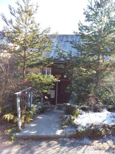 un bâtiment avec des arbres devant lui dans l'établissement ETOILE D ARGENS Chalet N 2, à Laye