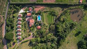阿瓜斯迪林多亞的住宿－Vida Boa Pousada，享有庄园的顶部景色,拥有房屋和树木
