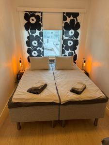een slaapkamer met een bed met twee handdoeken erop bij Rovaniemi Cityapartment in Rovaniemi