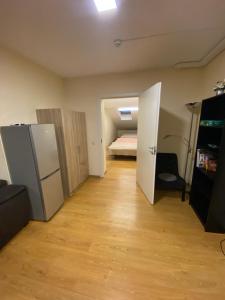 Habitación vacía con nevera y 1 dormitorio en Perlos Apartamentai 14, en Birštonas