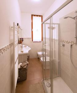 een badkamer met douche, wastafel en toilet bij Appartamento MARISOL Grazioso e vicino al mare in Porto SantʼElpidio