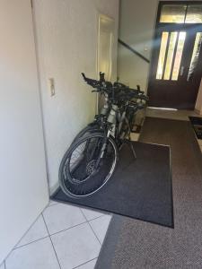 rower zaparkowany w pokoju z drzwiami w obiekcie modernisierte Wohnung, zentral gelegen in historischer Altstadt w mieście Mücheln